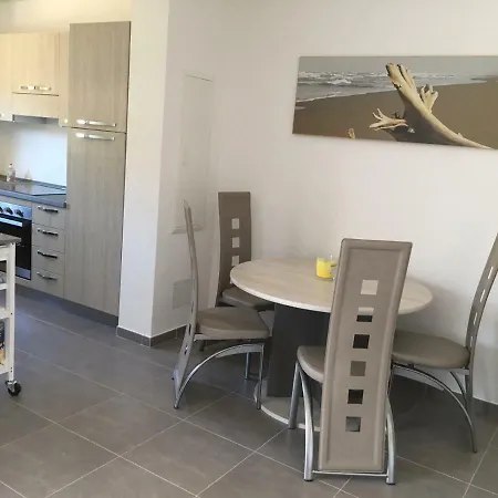 A 6 Minutes De Voiture - 46m2 Jardin Et Terrasse - Appt Rdc 4 Personnes דירה